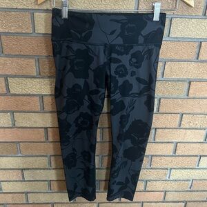 Lululemon Wunder Under Crop in Brisk Bloom Floral Black Soot/Black Size 4